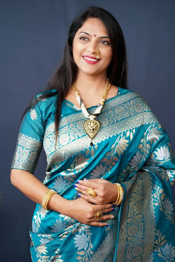 Rama_Colour_Handloom_Banarasi_Silk_Silver_&_Gold_Zari_Work_Saree_With_Rich_Pallu_And_Unstiched_Blouse_Piece.