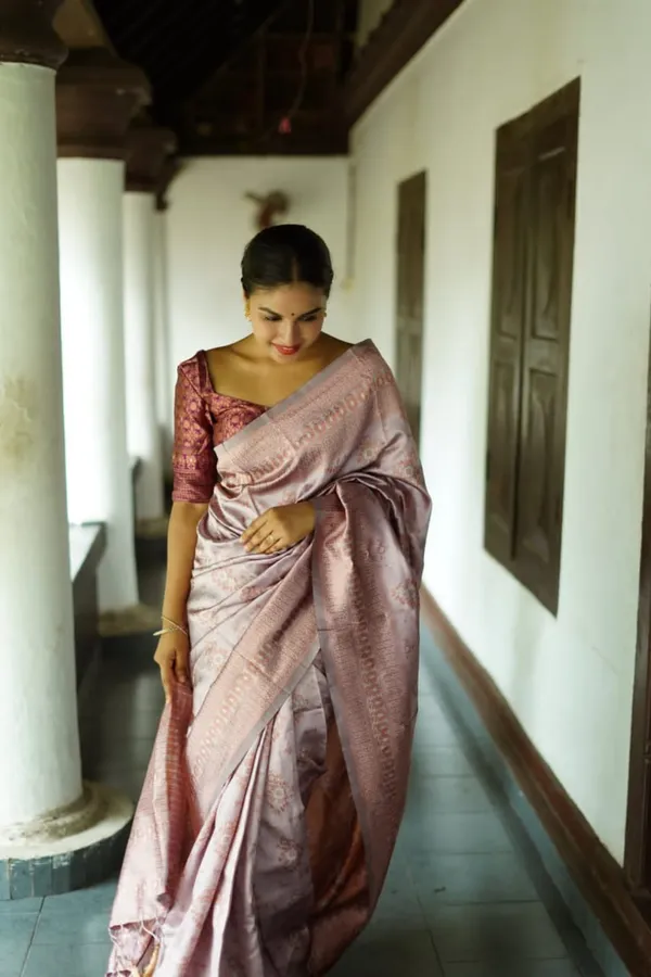 Peach_Soft_Banarasi_Silk_Saree_With_Blouse_Piece_For_Women