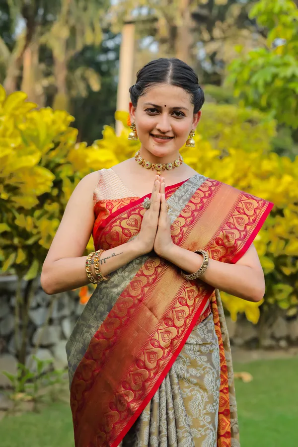 Gold_Colour_Morni_Banarasi_Silk_Saree_-_Exquisite_Beauty