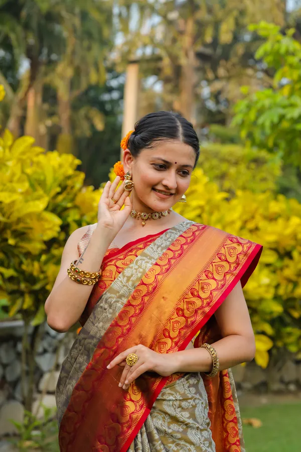 Gold_Colour_Morni_Banarasi_Silk_Saree_-_Exquisite_Beauty