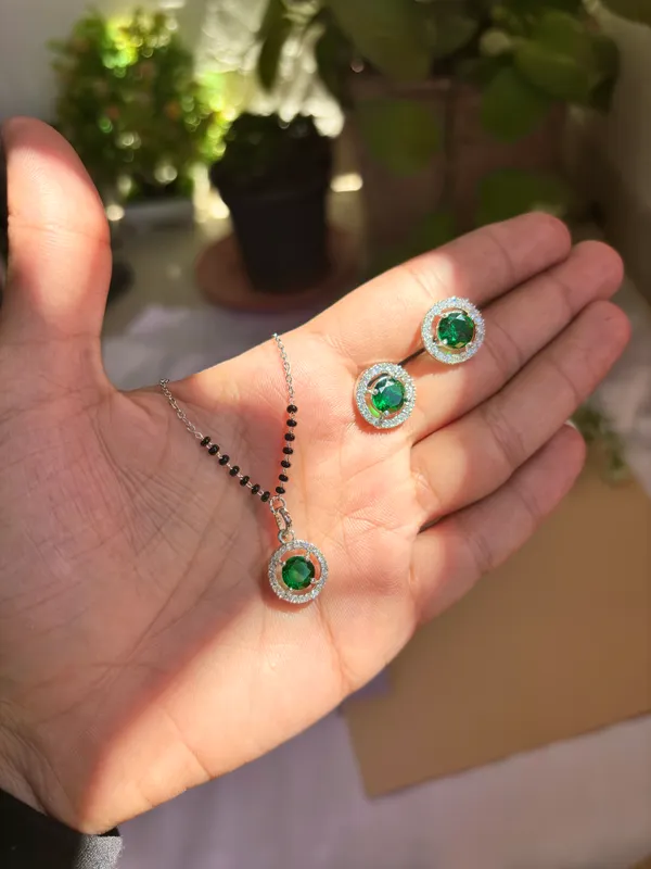 Green_solitaire_modern_mangalsutra_set