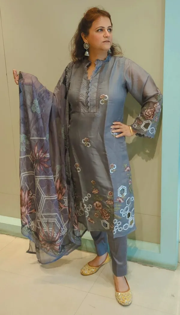 Grey_Colour_Pakistani_Suit
