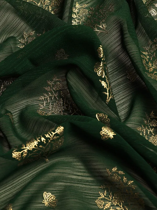 Indian_Women_Green_Zomato_Full_Saree_Fancy_Border_with_Golden_Foil_Beautiful_saree
