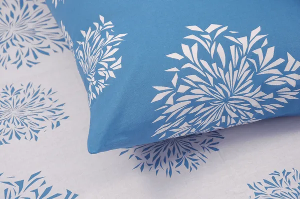 144_TC_Geometric_Cotton_Bed_Sheet_for_Queen_Size_Bed_with_2_Pillow_Covers_-_White_&_Blue