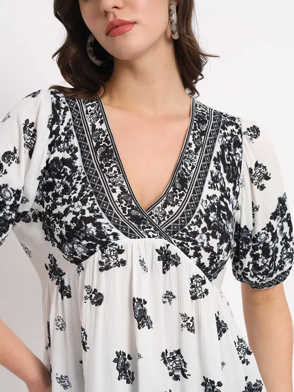 White__Beautiful_Black_Floral_Printed_V_Neck_Half_Sleeve_Short_Kurta_For_Women