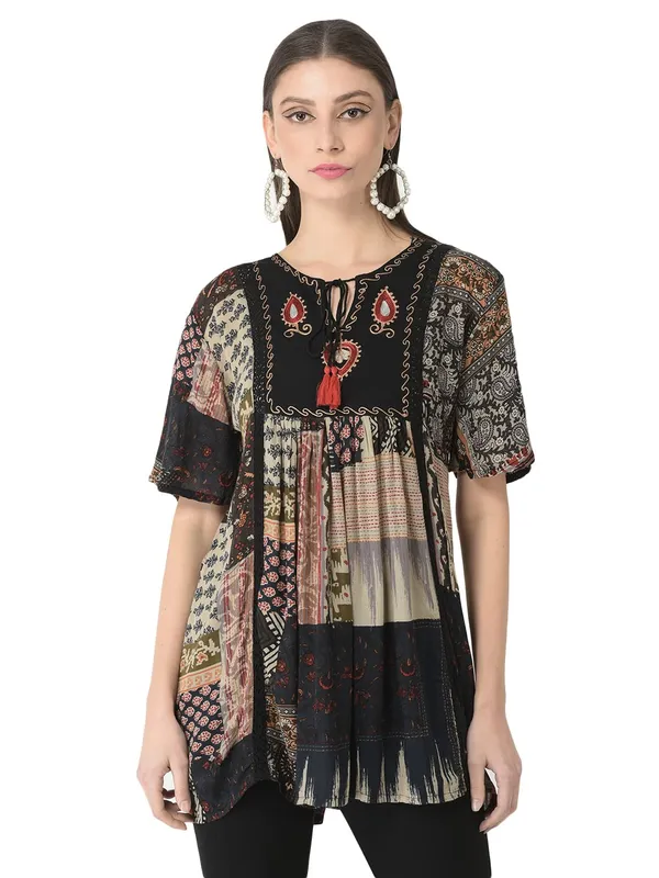 Black_Floral_Embroidered_Tunic_Round_Neck_Half_Sleeve_Top_For_Women
