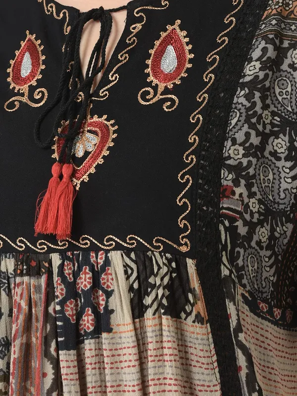 Black_Floral_Embroidered_Tunic_Round_Neck_Half_Sleeve_Top_For_Women