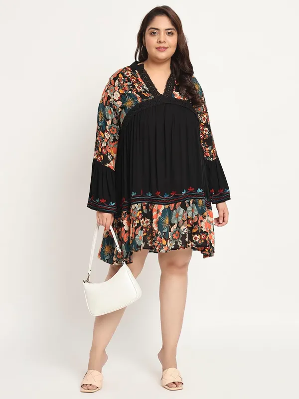 Plus_Size_Black_Color_Stylish_Floral_Printed_Longline_Top_For_Women