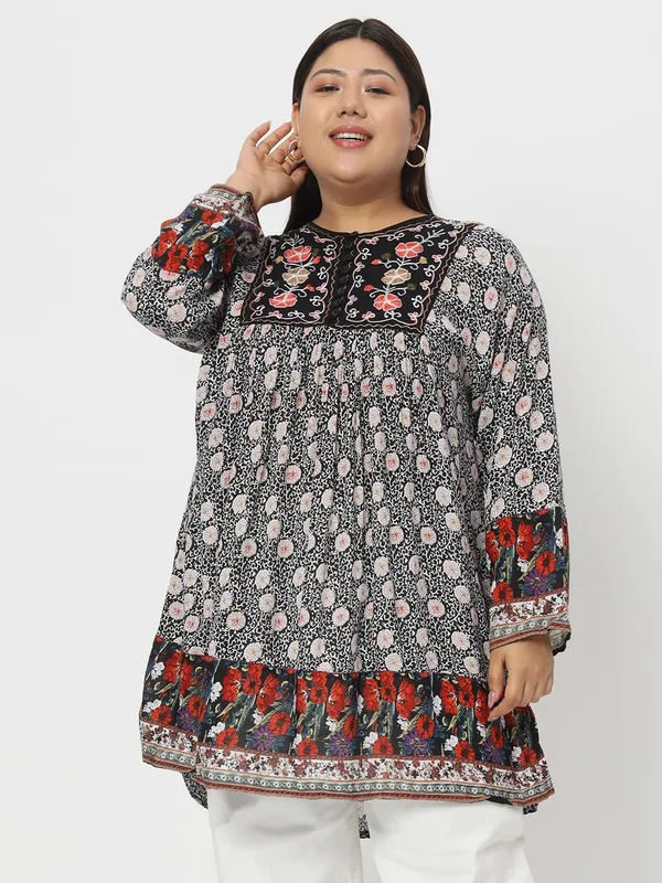 Plus_Size_Black_Floral_Printed_Casual_Stylish_Longline_Top_For_Women
