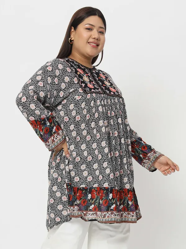 Plus_Size_Black_Floral_Printed_Casual_Stylish_Longline_Top_For_Women