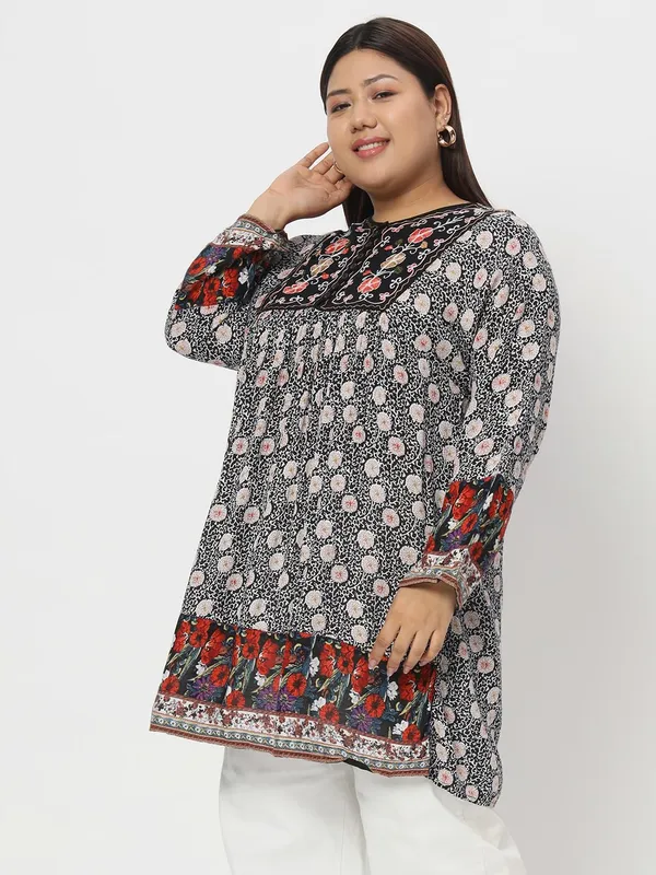 Plus_Size_Black_Floral_Printed_Casual_Stylish_Longline_Top_For_Women