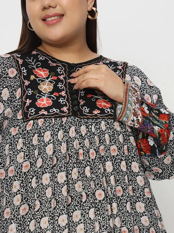 Plus_Size_Black_Floral_Printed_Casual_Stylish_Longline_Top_For_Women