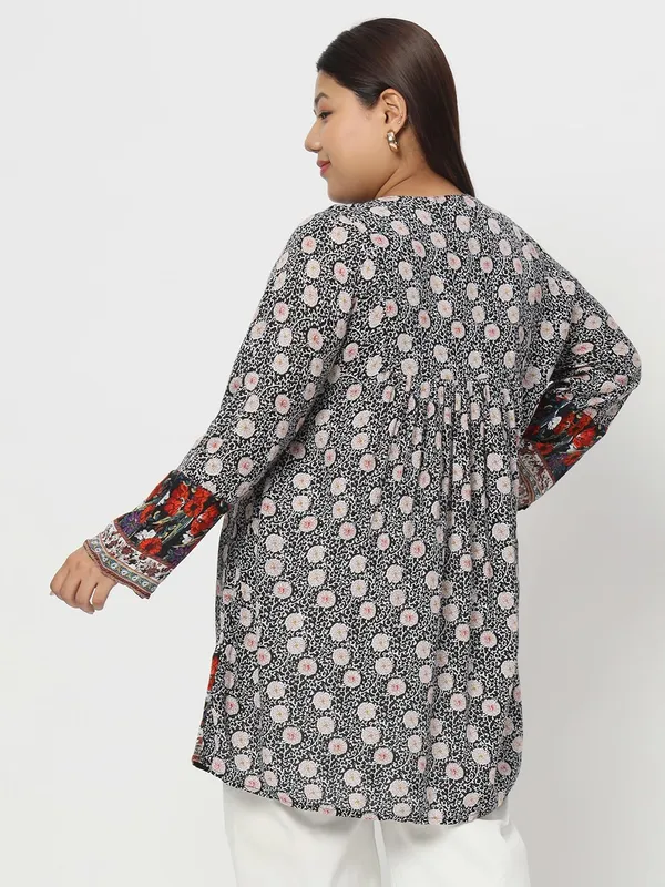 Plus_Size_Black_Floral_Printed_Casual_Stylish_Longline_Top_For_Women