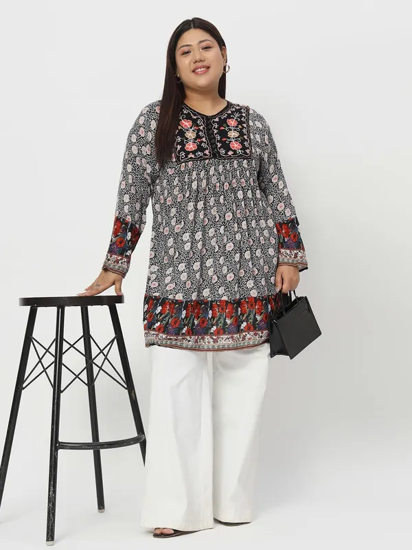 Plus_Size_Black_Floral_Printed_Casual_Stylish_Longline_Top_For_Women