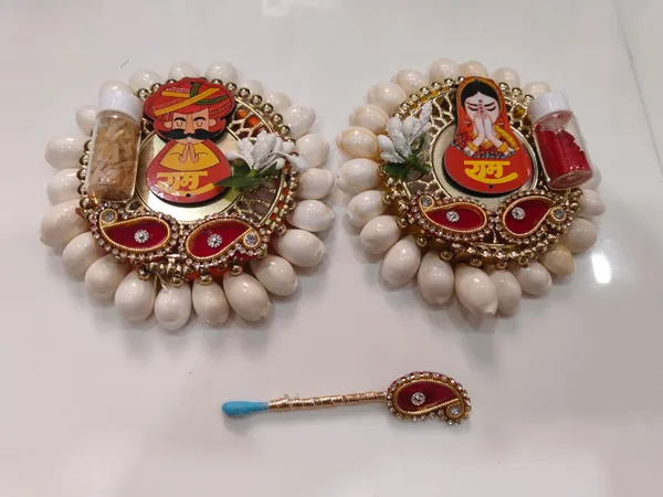 https://d1311wbk6unapo.cloudfront.net/NushopCatalogue/tr:f-webp,w-600,fo-auto/Handmade_Designer_Chudi_Decorative_Plates_Rajasthani_Ram_Ram_ji_With_Tilak_Stick__Tilak_Contains_For_Pooja_Festival__Pack_of_2___Shell_Chudi_Set__8MA5C6ZYGQ_2024-08-01_1.jpeg__Nutts