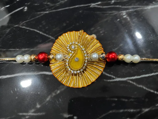 https://d1311wbk6unapo.cloudfront.net/NushopCatalogue/tr:f-webp,w-600,fo-auto/Handmade_Gota_kundan_Florals_Rakhi_with_Beads__Pearls_for_Brother_Festivals_Raksha_Bandhan_M9LIOZCYS2_2024-08-01_1.jpeg__Nutts