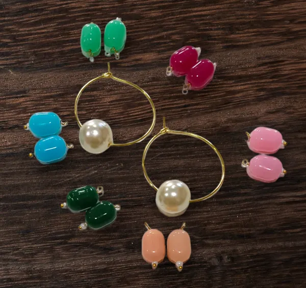 https://d1311wbk6unapo.cloudfront.net/NushopCatalogue/tr:f-webp,w-600,fo-auto/Hoops_7_Color_Changing_Pearls_Earrings_Set_CU7GSH5KJ2_2024-07-31_1.png__Evy