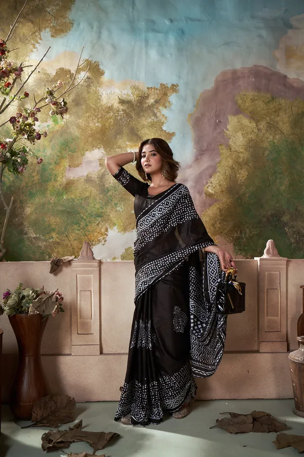 HANDICRAFT_MIRROR_WORK_WOMEN'S_Ikkat_PRINT_PURE_SOFT_COTTON_SAREE_WITH_BEAUTIFUL_BORDER_WORK_With_Blouse_Piece
