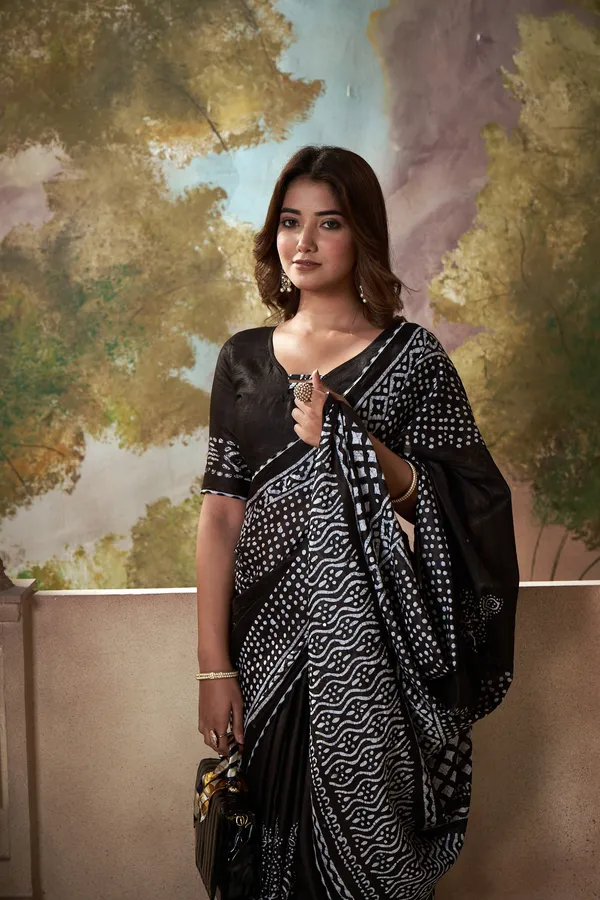 HANDICRAFT_MIRROR_WORK_WOMEN'S_Ikkat_PRINT_PURE_SOFT_COTTON_SAREE_WITH_BEAUTIFUL_BORDER_WORK_With_Blouse_Piece