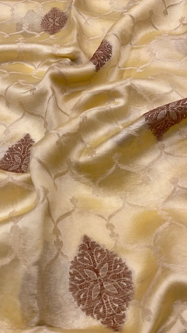 Humairah_Pure_Handloom_Lemon_Yellow_Dupion_Silk_Copper_Zari_Boota_Alfi_Zari_Jaal_with_Contrast_Orange_Pallu_and_Skirt_Rangkaat_Boota_Border_with_Sea_Green_Blouse
