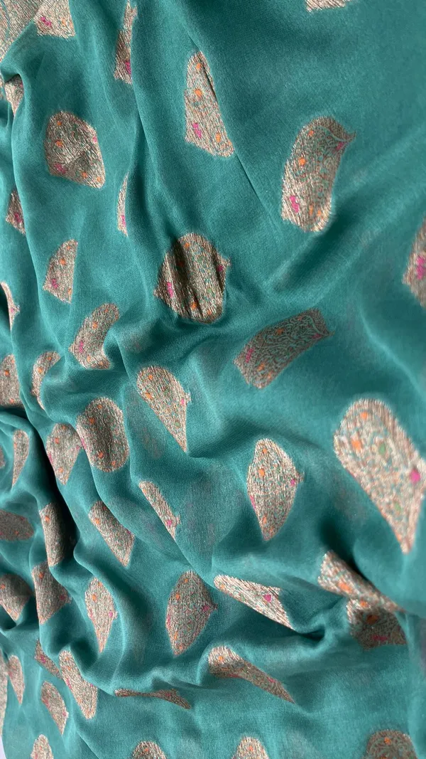 Humairah_Presents_Pure_Handloom_Dark_Green_Chiffon_Floral_Mina_Copper_Zari_Booti_with_Paisley_Mina_Zari_Border_with_Dark_Green_Blouse