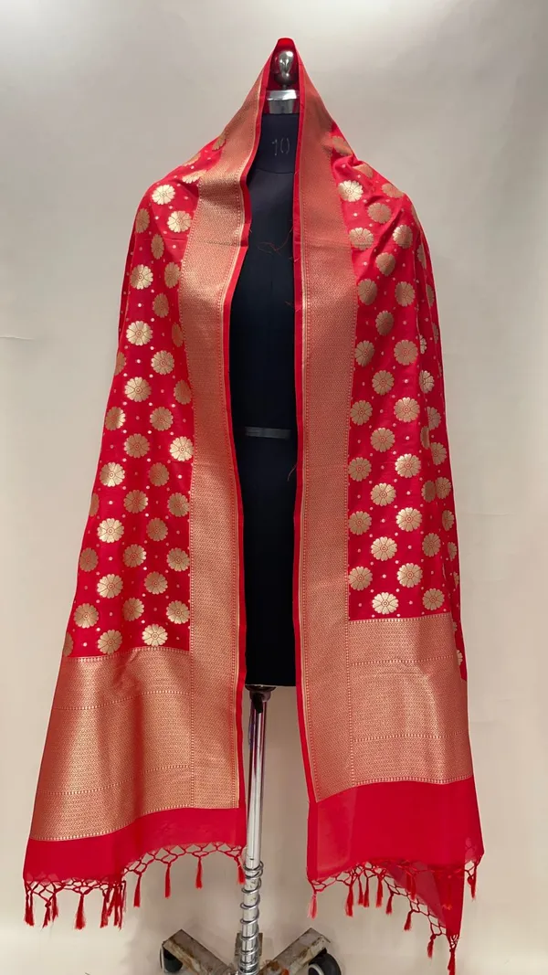 Humairah_Presents_Red_Semi_Katan_Silk_Floral_Zari_Booti_Banarasi_Dupatta
