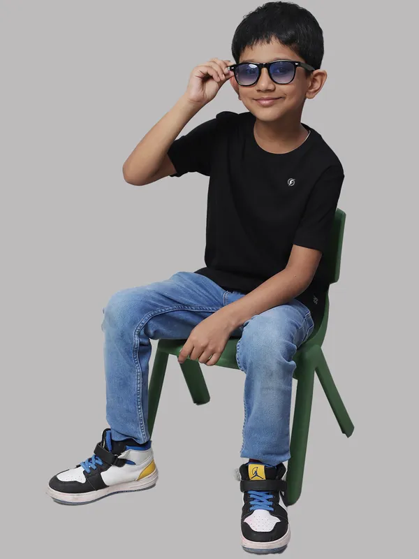 Black_Cotton_Rib_Round_Neck_Short_Sleeves_T-Shirt_For_Kids
