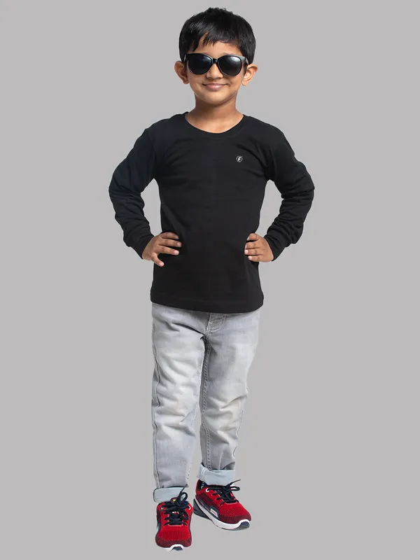 Black_Cotton_Rib_Round_Neck_Full_Sleeves_T-Shirt_For_Kids