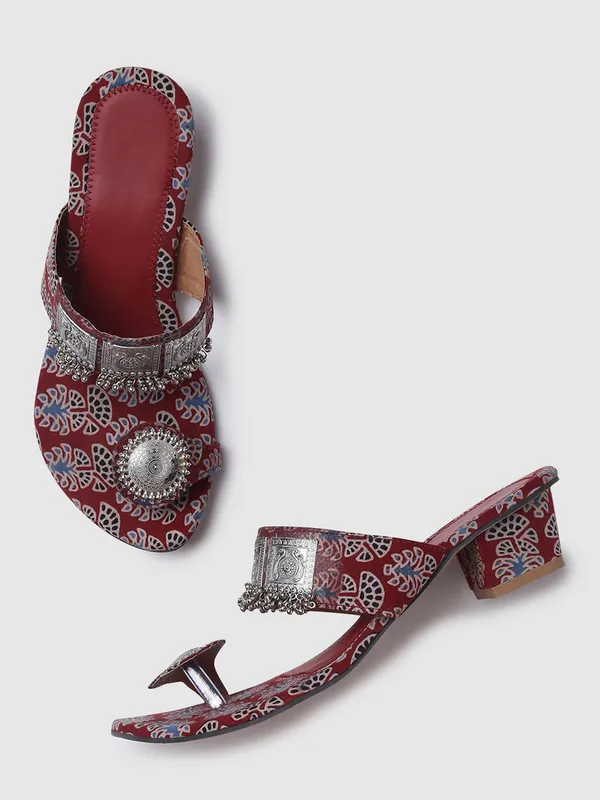 Trendy_Oxidised_Silver_Work_Chunky_Heels_with_Toe-Ring