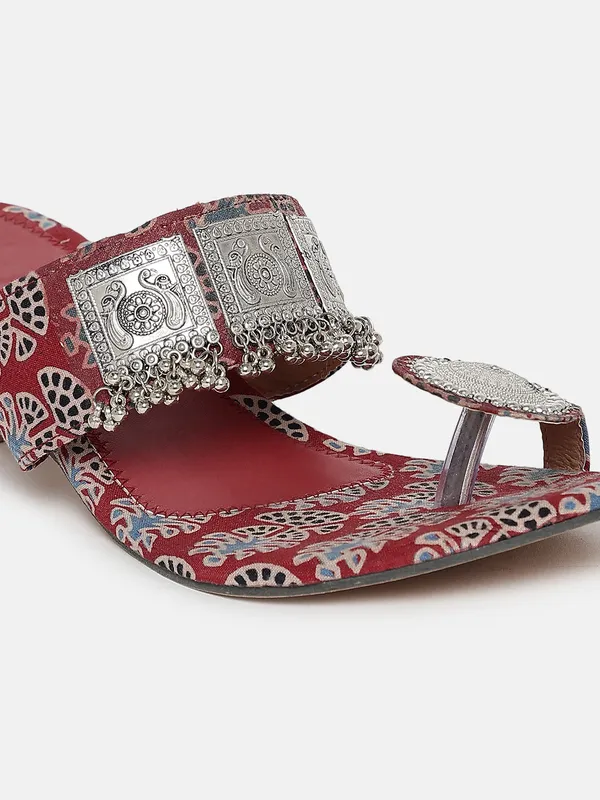 Trendy_Oxidised_Silver_Work_Chunky_Heels_with_Toe-Ring