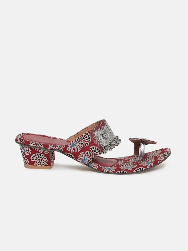 Trendy_Oxidised_Silver_Work_Chunky_Heels_with_Toe-Ring