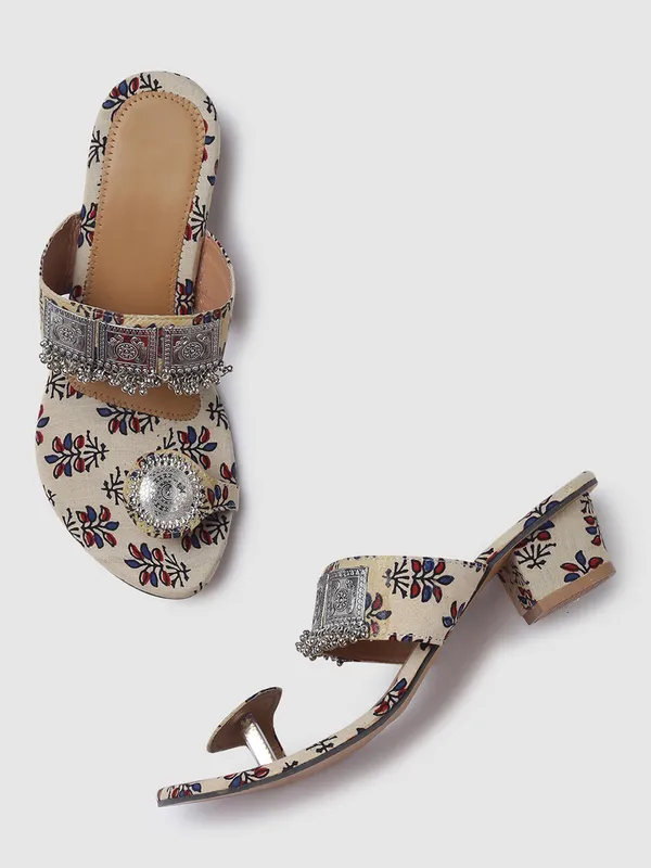 Trendy_Oxidised_Silver_Work_Chunky_Heels_with_Toe-Ring