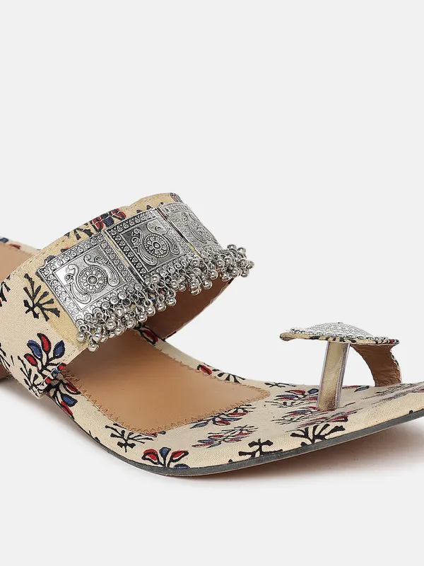 Trendy_Oxidised_Silver_Work_Chunky_Heels_with_Toe-Ring