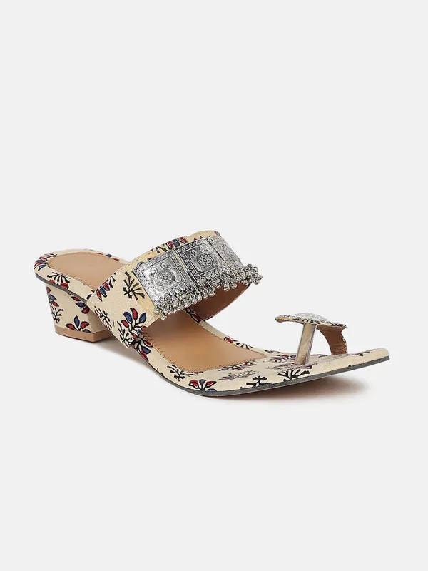 Trendy_Oxidised_Silver_Work_Chunky_Heels_with_Toe-Ring