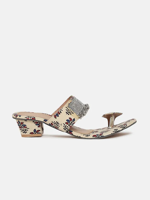 Trendy_Oxidised_Silver_Work_Chunky_Heels_with_Toe-Ring