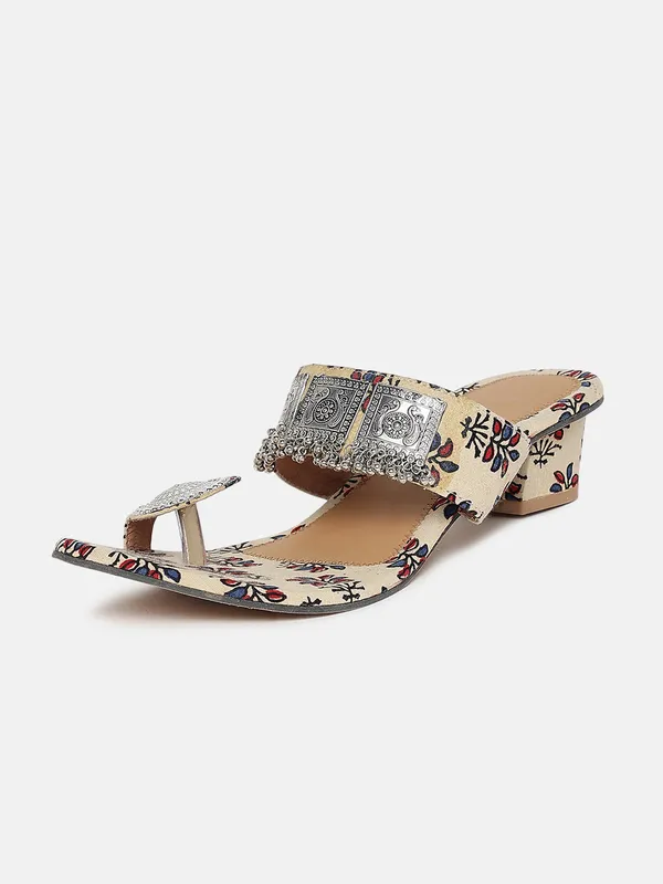 Trendy_Oxidised_Silver_Work_Chunky_Heels_with_Toe-Ring
