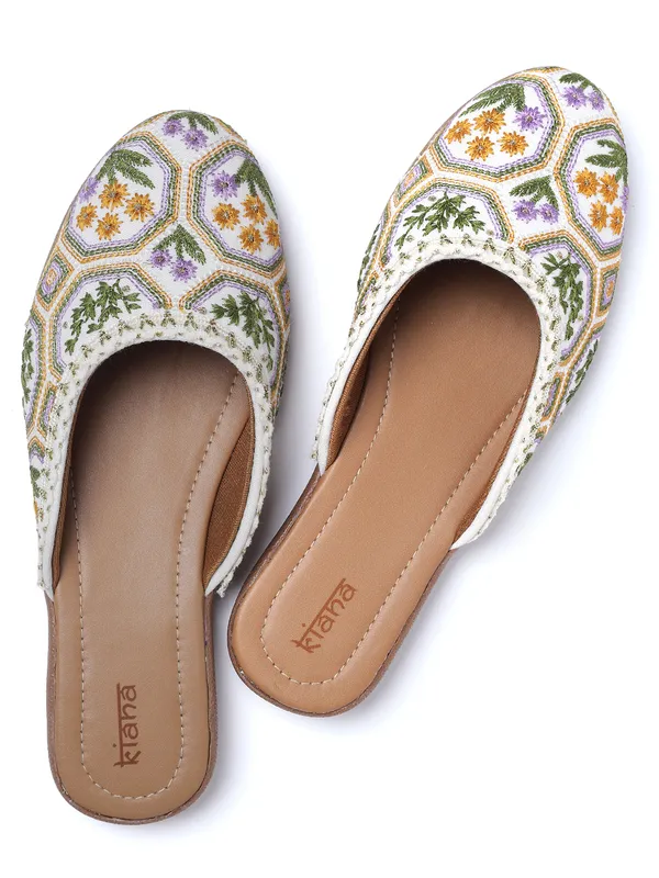 Trendy_Embroidered__Juttis