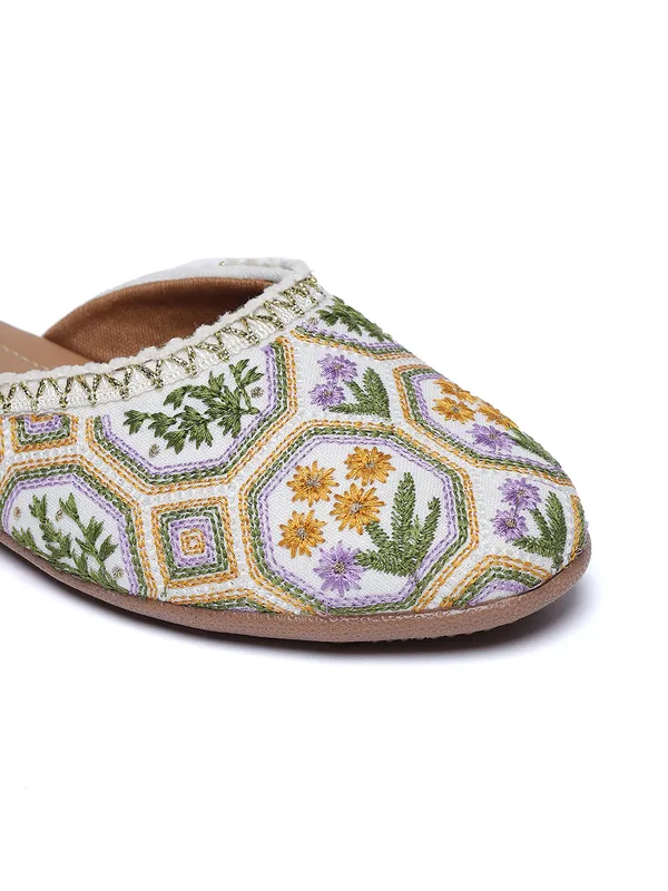 Trendy_Embroidered__Juttis