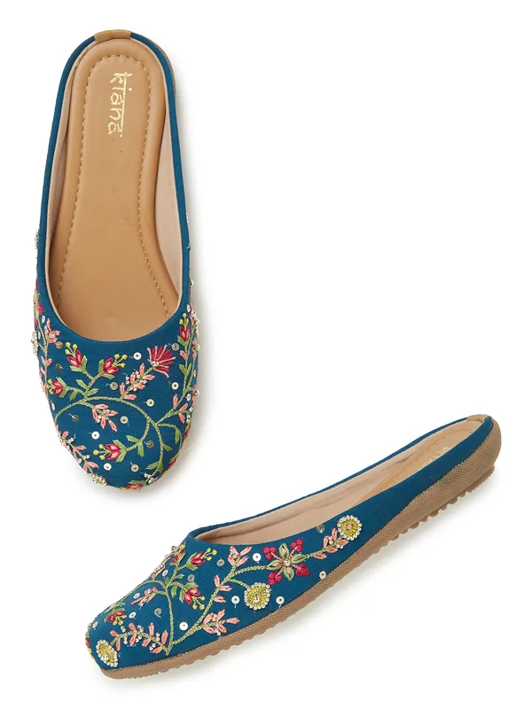 Trendy_Women_Embroidered_Juttis