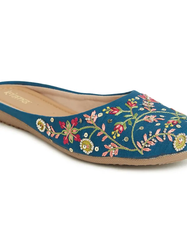 Trendy_Women_Embroidered_Juttis