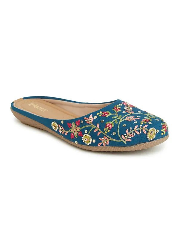 Trendy_Women_Embroidered_Juttis