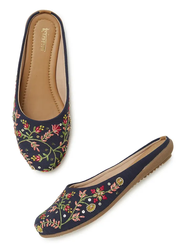 Trendy_Stylish_Embroidered_Juttis