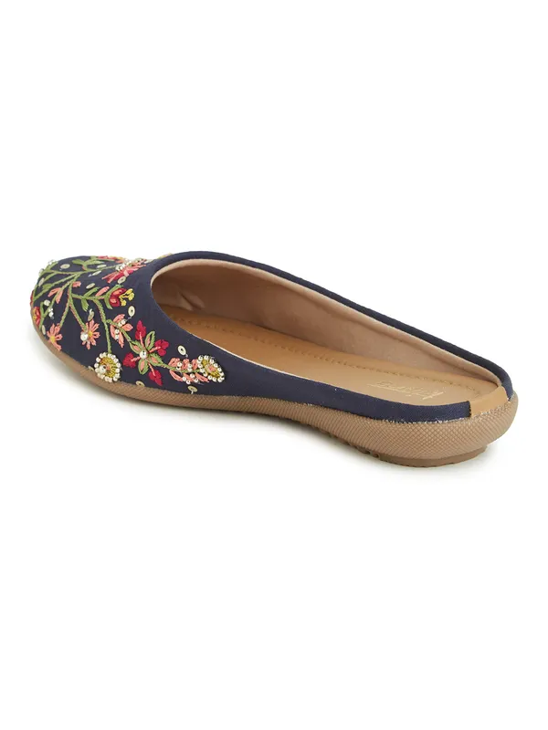 Trendy_Stylish_Embroidered_Juttis