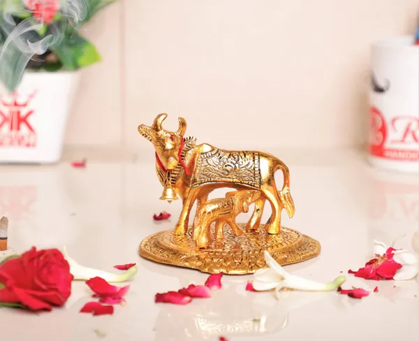 Metal_Handicraft_Cow_With_Calf_Standin_On_Base_Gold_Plated_Shwopiece_For_Room
