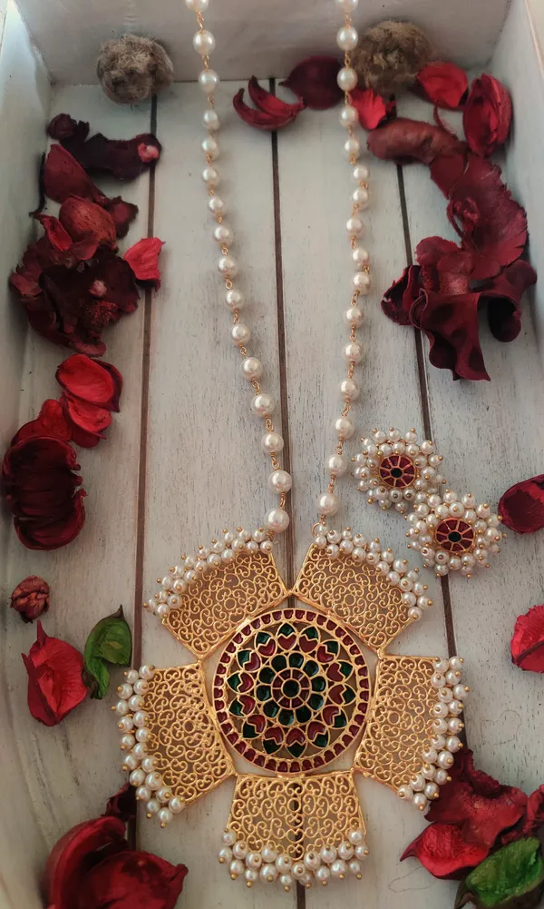 Aira_White_Pearl_Necklace_Set_With_Flower_Pendant