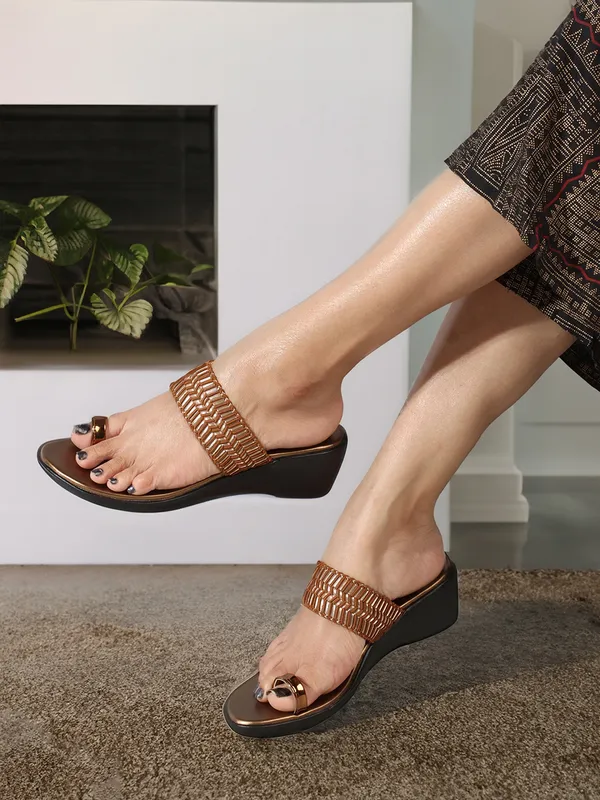 Embellished_Ethnic_Angutha_Wedge_Heels_(Antique)