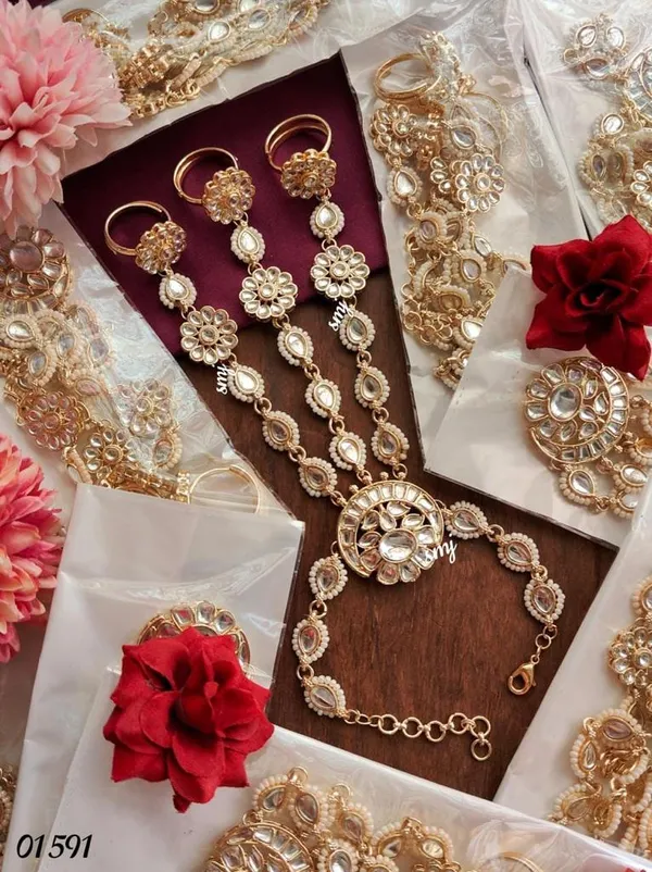 Kundan_Hath_Panjha_With_Chandbali_Bracelet_For_Girls