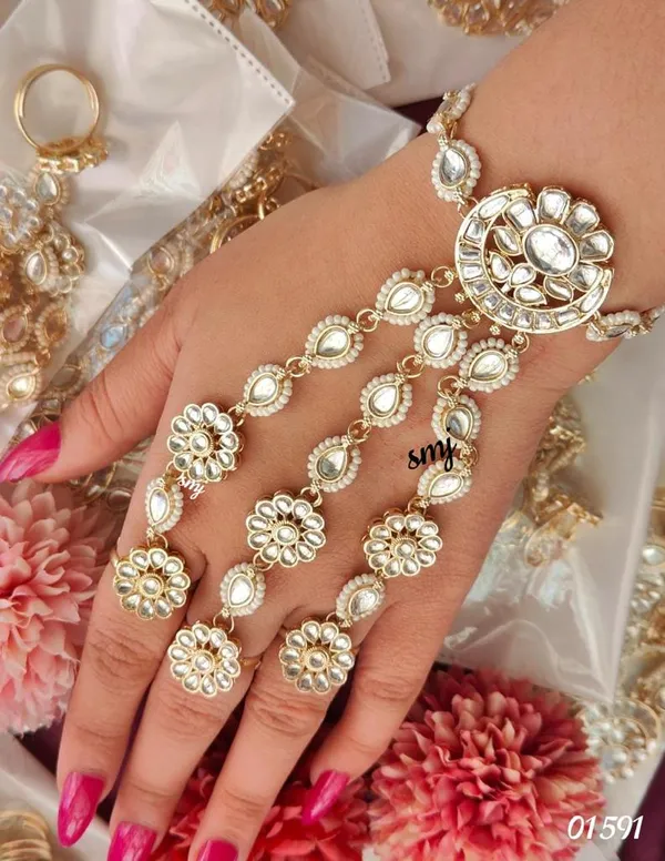 Kundan_Hath_Panjha_With_Chandbali_Bracelet_For_Girls