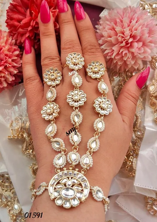 Kundan_Hath_Panjha_With_Chandbali_Bracelet_For_Girls