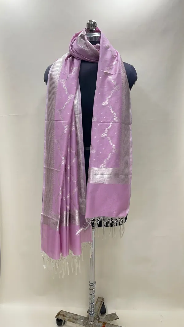 Humairah_Present_Light_Purple_Nakli_Semi_Katan_Silk_Silver_Zari_Zig_Zag_Stripe_Zari_Border_Banarasi_Dupatta